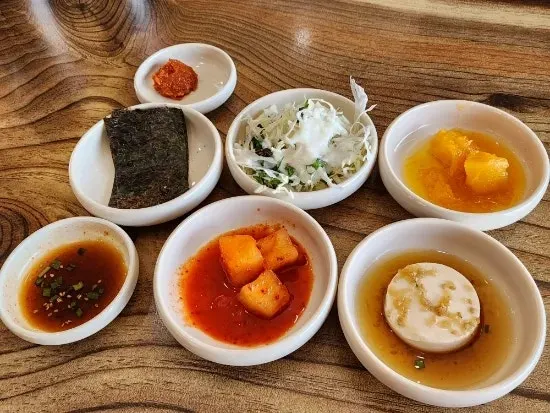 중문고등어쌈밥 기본찬이 차려진 테이블