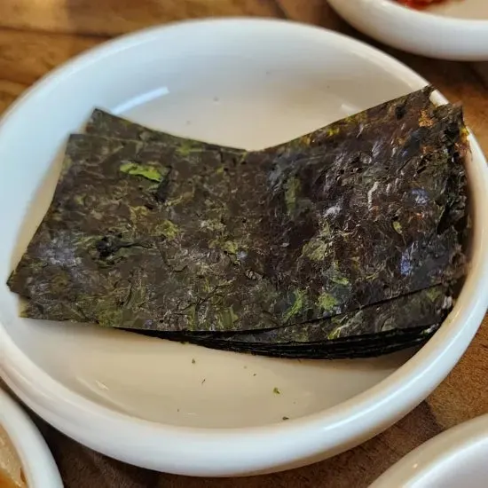 중문고등어쌈밥 깍두기와 김