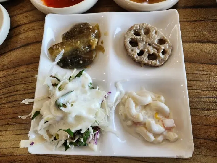 셀프바에서 담아온 전복죽과 제육볶음