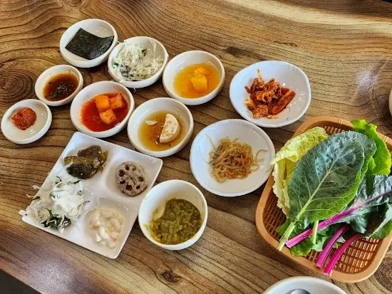 반찬으로 가득 찬 중문고등어쌈밥 식탁