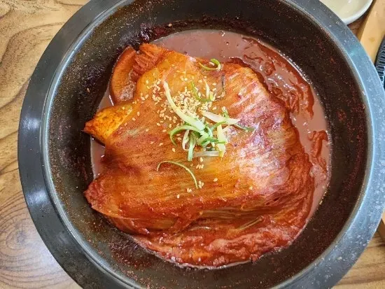 양념이 진한 묵은지고등어조림 클로즈업