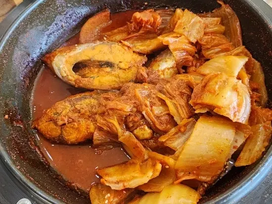 푹 익은 묵은지와 고등어조림