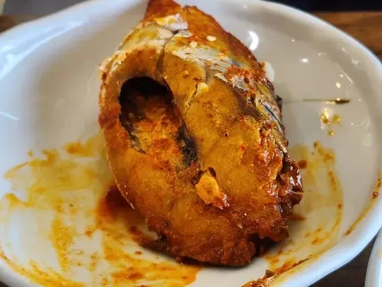 살이 통통한 고등어조림 한 토막