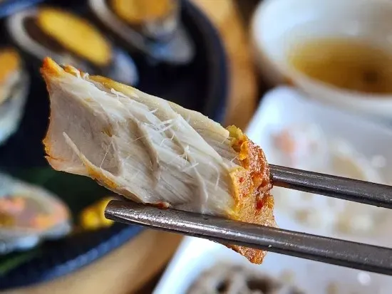 고등어 살을 발라낸 젓가락