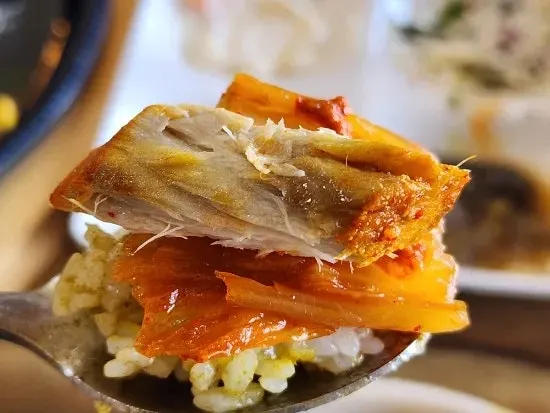 간장에 찍은 고등어조림 살