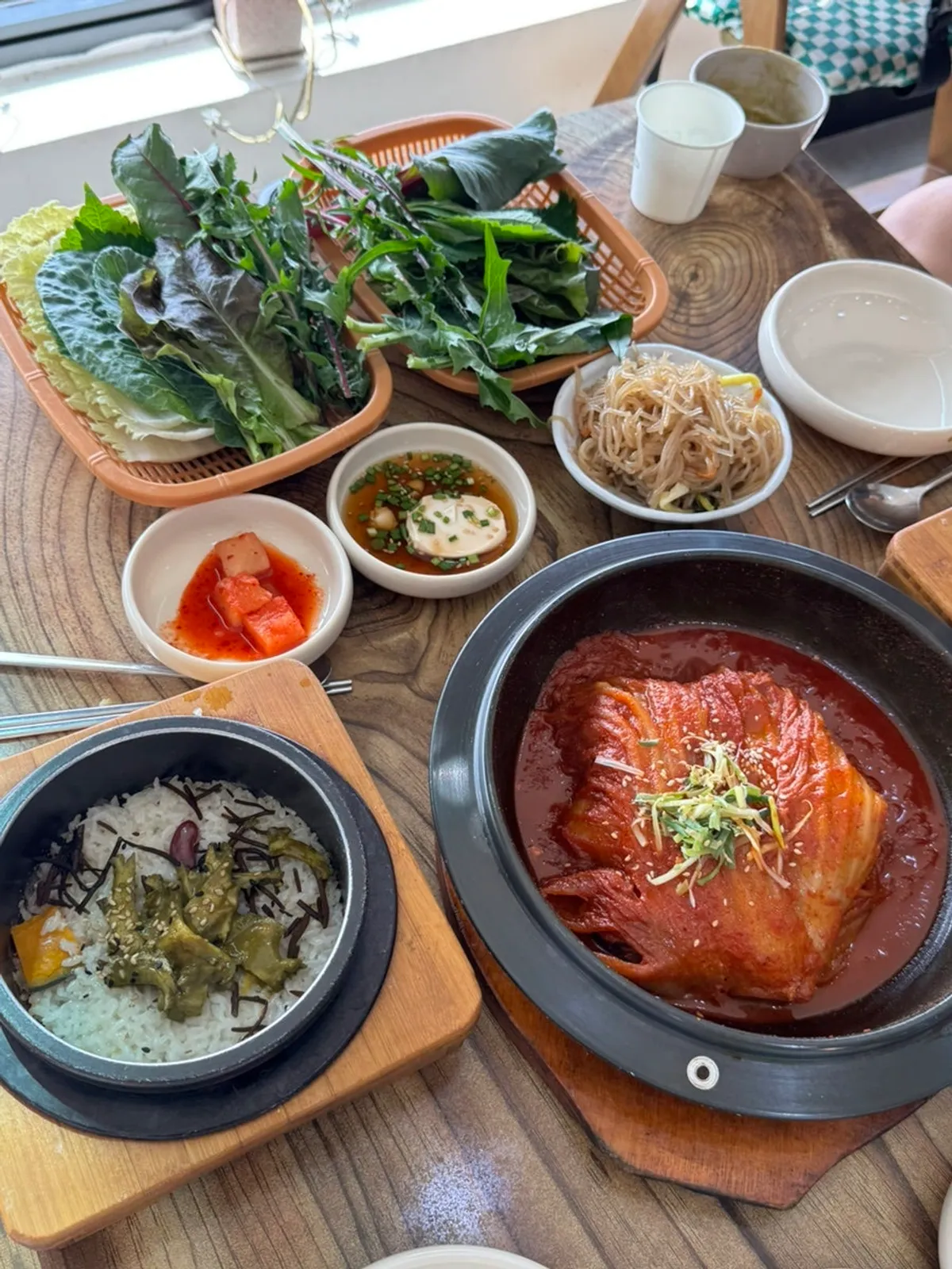 Abalone hijiki hot-pot rice and aged kimchi-braised mackerel spread at Jungmun Godeungeo Ssam-bap