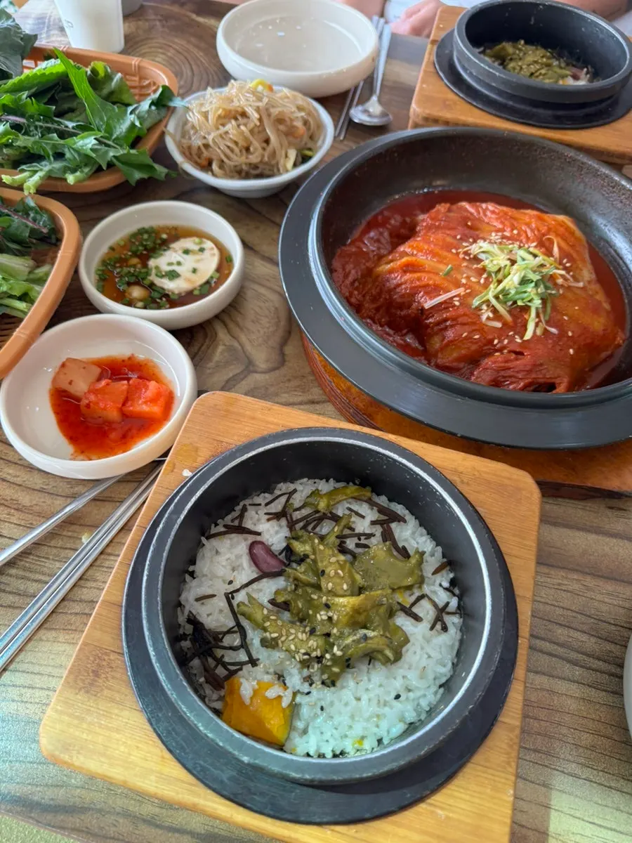 Hot-pot rice topped with abalone and hijiki