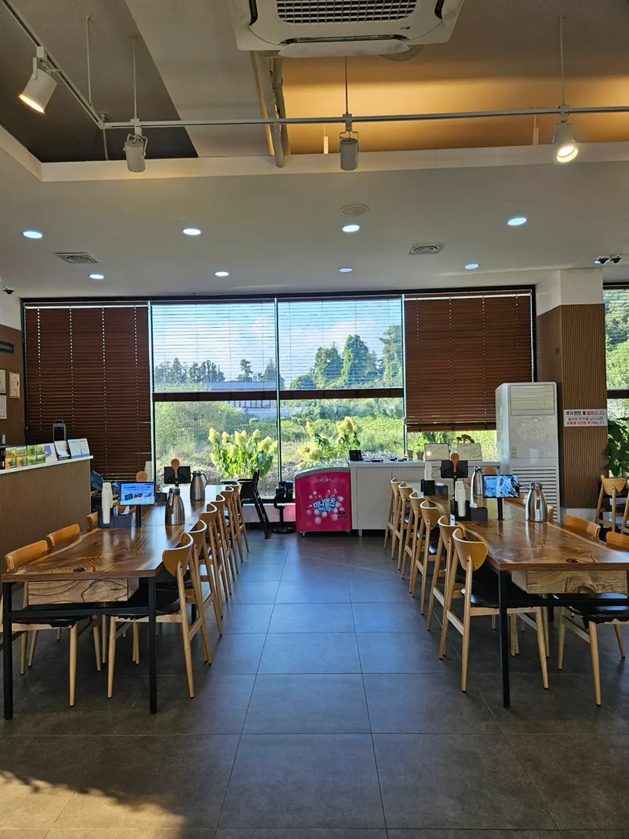 Jungmun Godeungeo Ssam-bap spacious interior seating