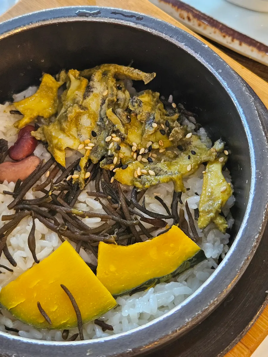 Abalone hot-pot rice topped with tot seaweed, abalone, and sweet pumpkin
