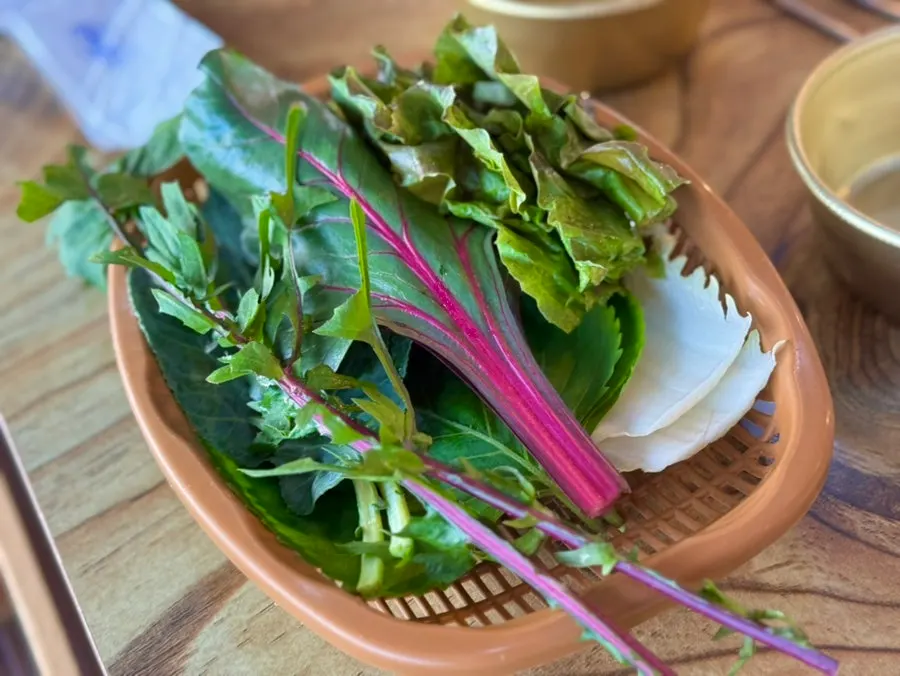 쌈채소와 밑반찬이 차려진 식탁