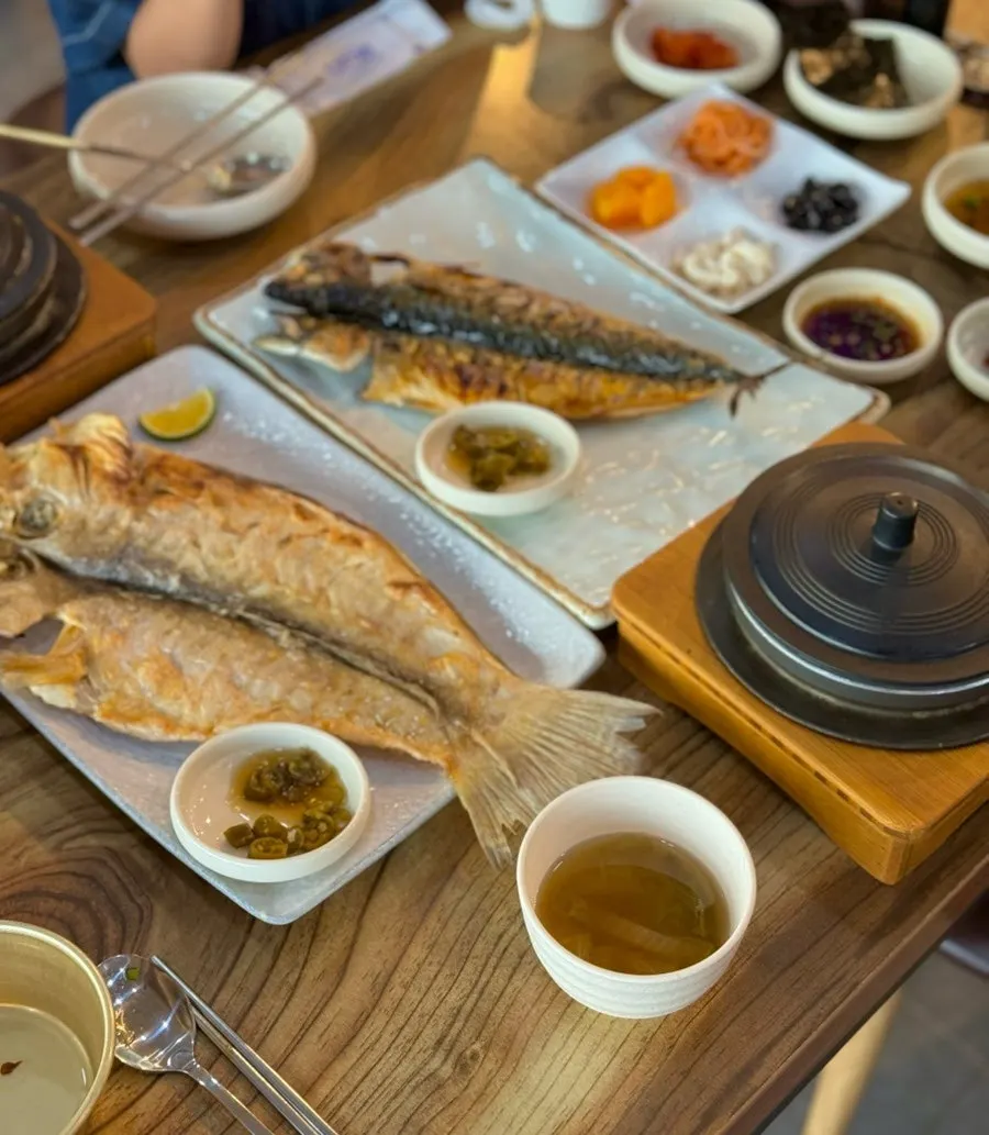 발라낸 옥돔 살과 돌솥밥
