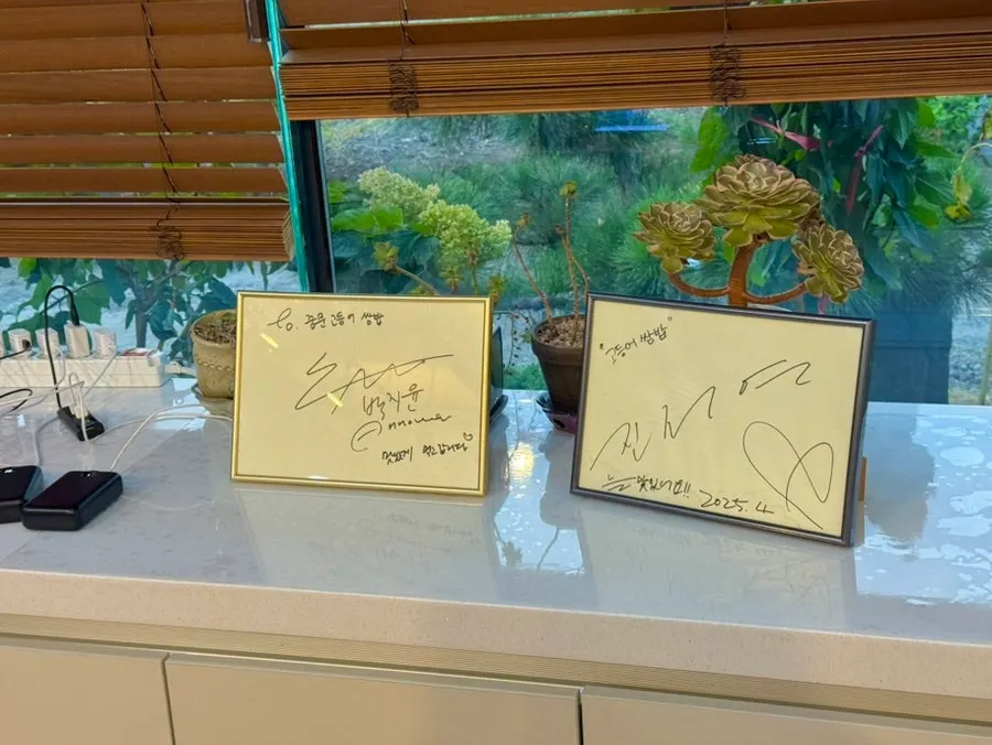 정원과 식당 건물이 보이는 전경