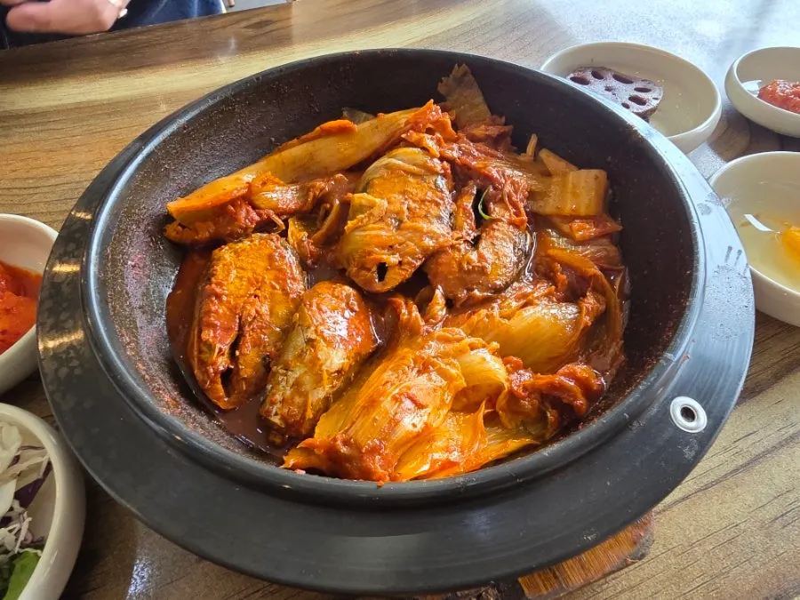 묵은지가 감싼 고등어조림 클로즈업