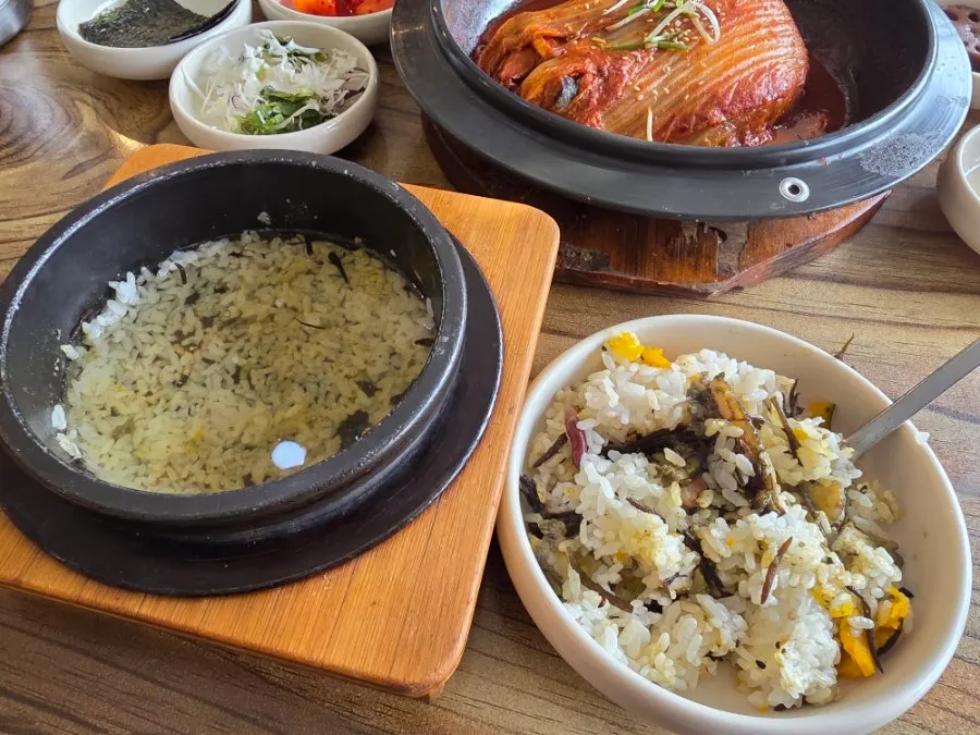 밥을 덜어내고 물을 부어 만든 돌솥 숭늉