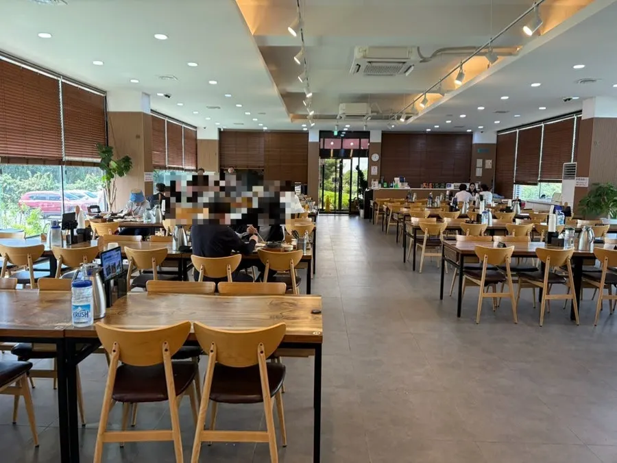 Khu bàn ghế trong sảnh rộng