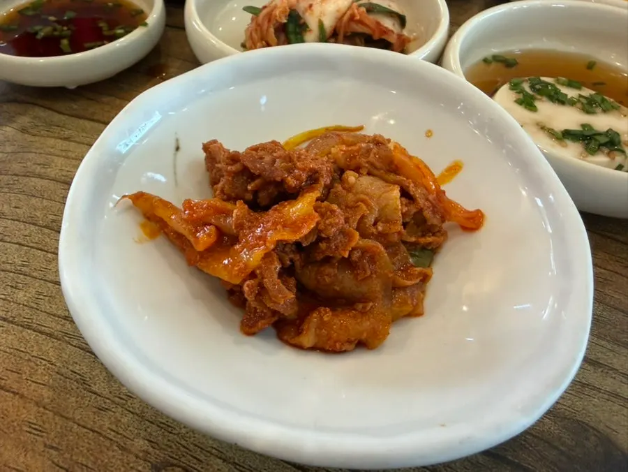 Rau cuốn ssam và japchae ở self-bar