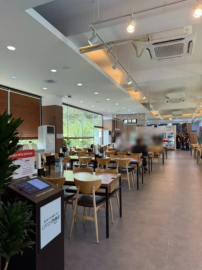 広くて快適な大型韓食堂の店内