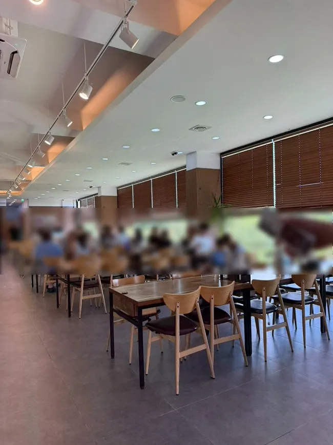 テーブル間隔にゆとりのある店内