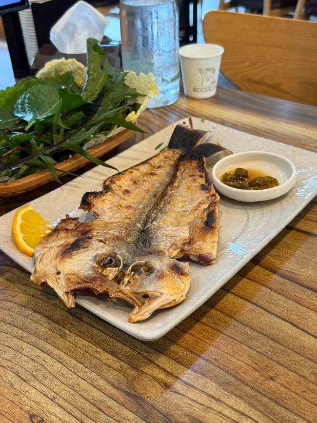 テーブルの脚が折れそうなほど豪華な包みご飯の食卓