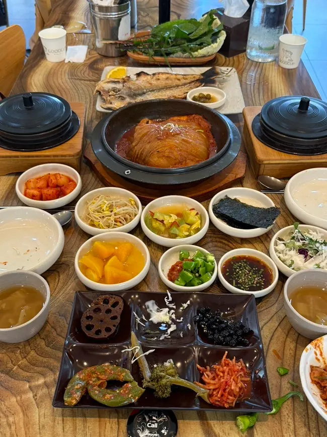 全メニューが並んだ食卓の全景
