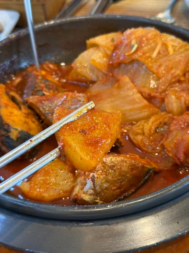 カボチャと豆がのった石鍋ご飯