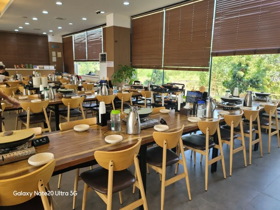 Large dining area at Jungmun Godeungeo Ssam-bap