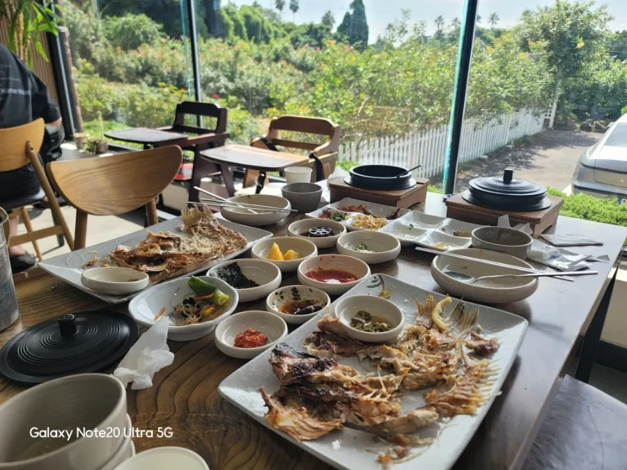 Outdoor garden at Jungmun Godeungeo Ssam-bap