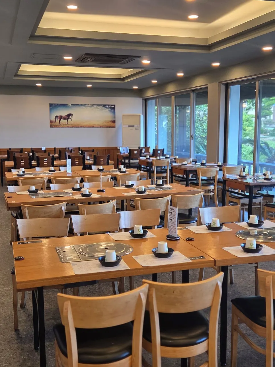 Interior of Marijoa Jungmun Branch with widely spaced tables