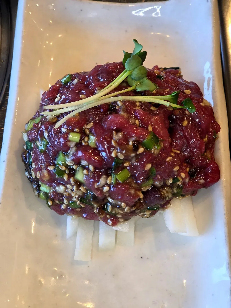 A plate of seasoned horse yukhoe
