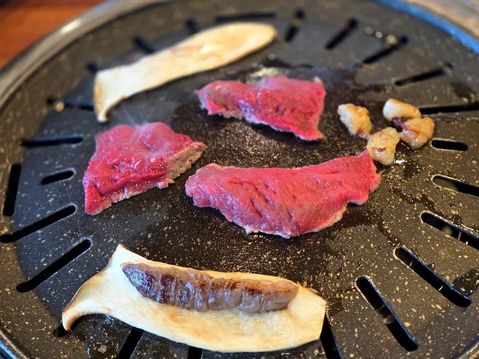 Grilling horse meat together with a fattier cut