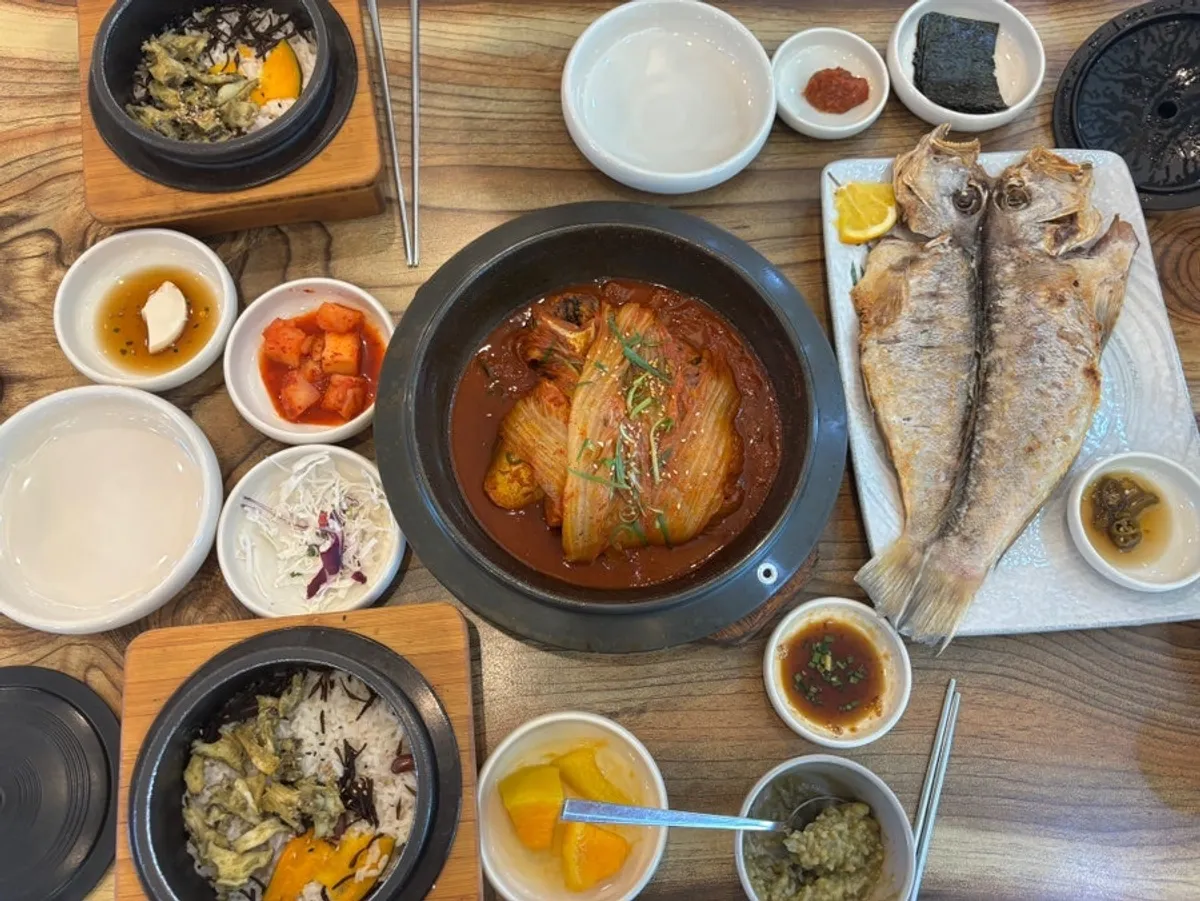 Full table setting of the old kimchi mackerel stew set