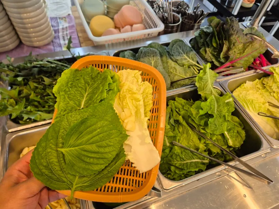 셀프바에서 담아온 반찬 접시