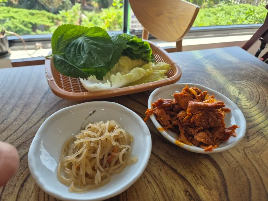 셀프바 반찬과 쌈채소 모습