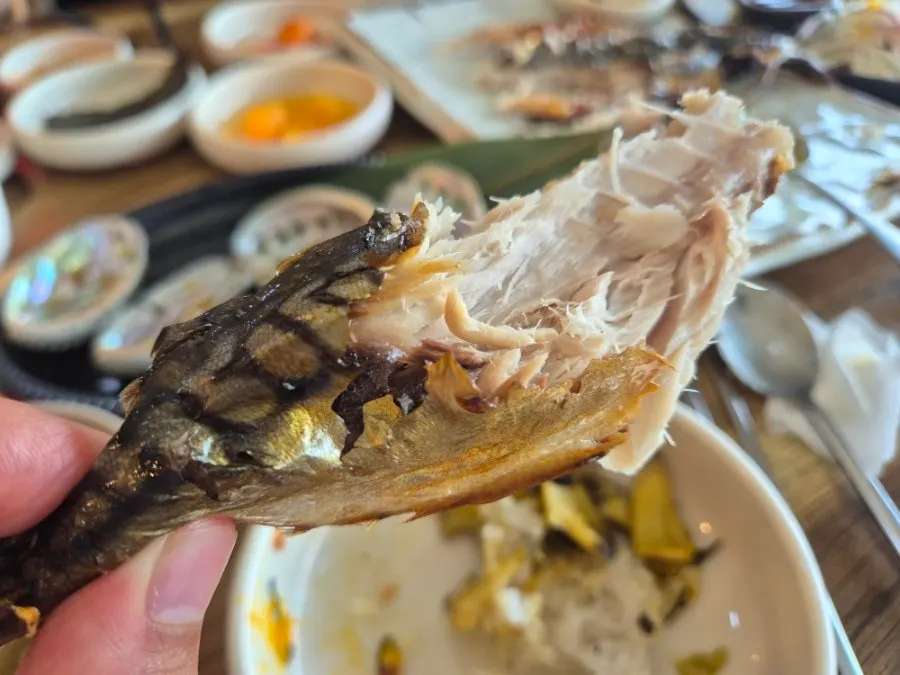 넓은 중문고등어쌈밥 매장과 주차 공간