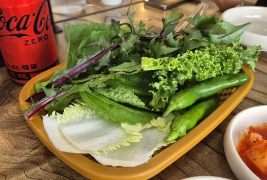 Menú pedido: mukeunji godeungeo ssam-bap y arroz de abulón en olla de piedra