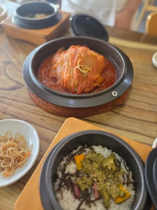 Arroz en olla de piedra con abulón, calabaza dulce y tot