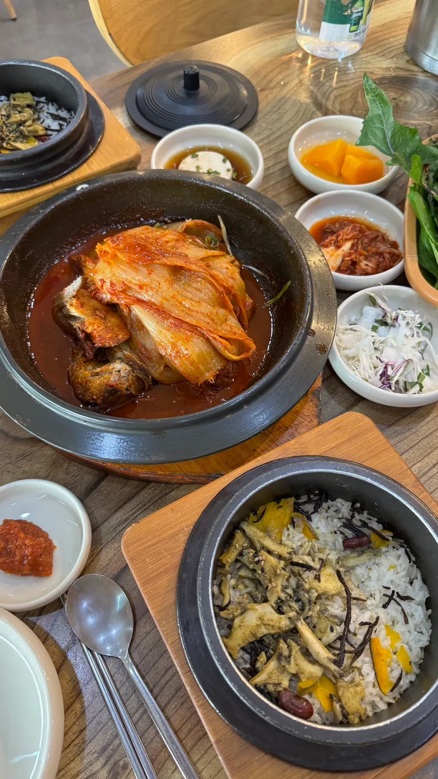 Braised mackerel topped with well-fermented old kimchi