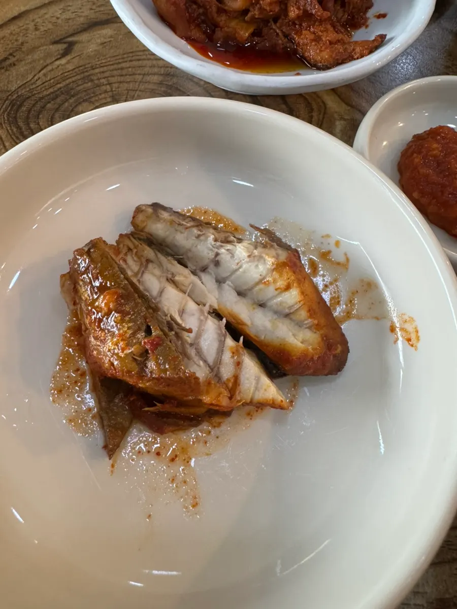 A bite-sized piece of thick mackerel flesh