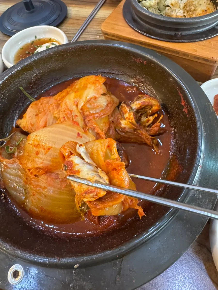 A piece of mackerel picked up together with old kimchi