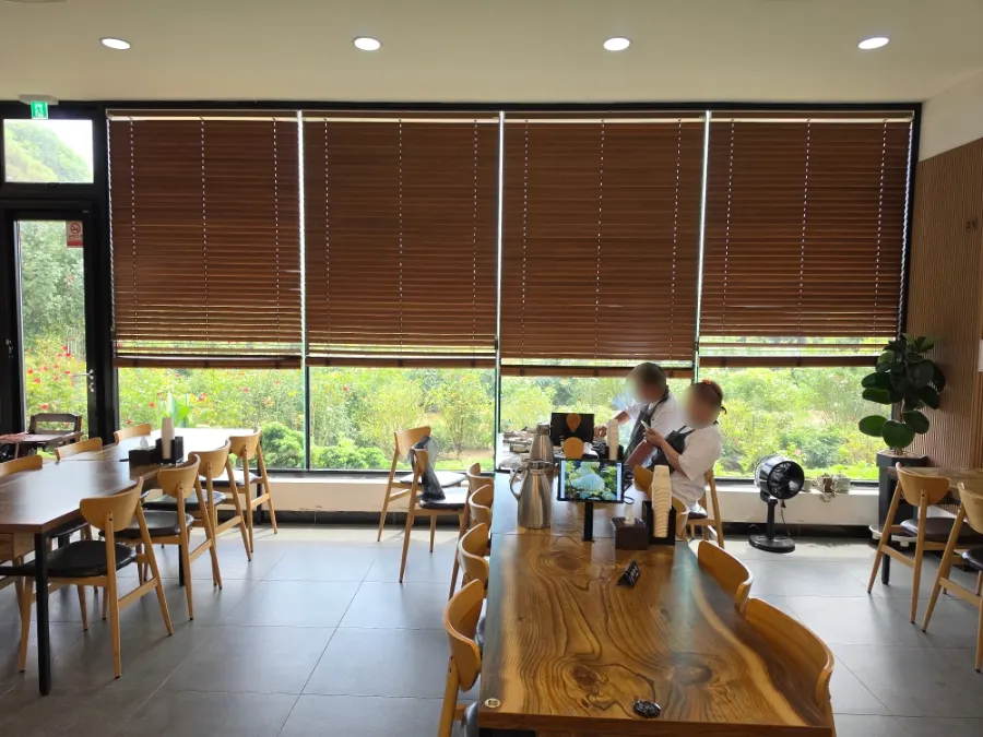 Dining hall with many seats at Jungmun Godeungeo Ssam-bap