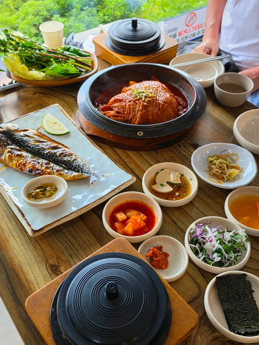 Old kimchi mackerel ssam-bap with tangy, spicy broth