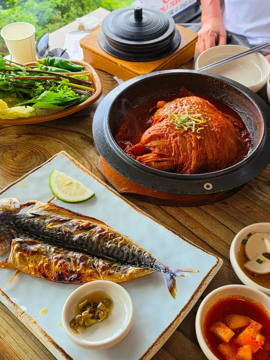 Old kimchi mackerel ssam-bap served with a bowl of rice
