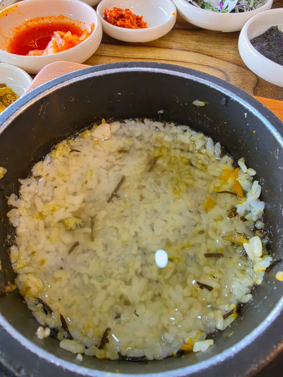 Hot stone pot crust softening after water is poured in