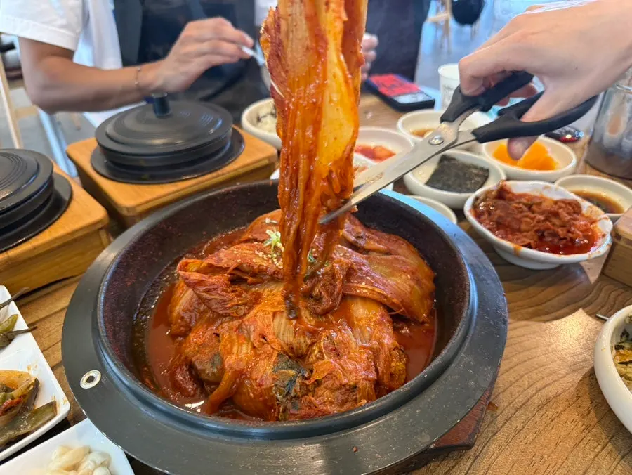 묵은지와 함께 나온 고등어조림 냄비