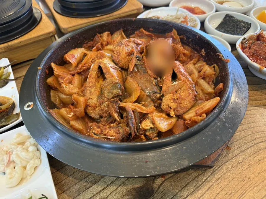 가위로 자른 묵은지고등어조림