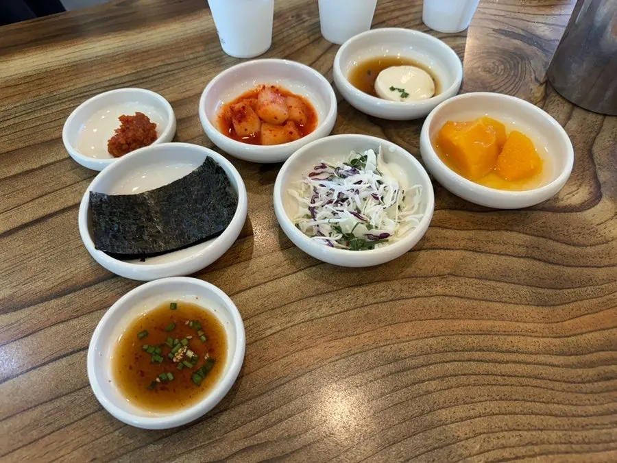 주문 후 세팅된 기본반찬 한상