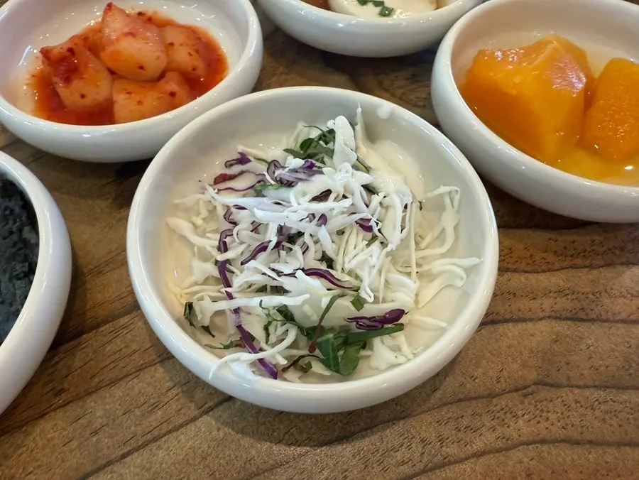 단호박 샐러드와 연두부, 깍두기 반찬