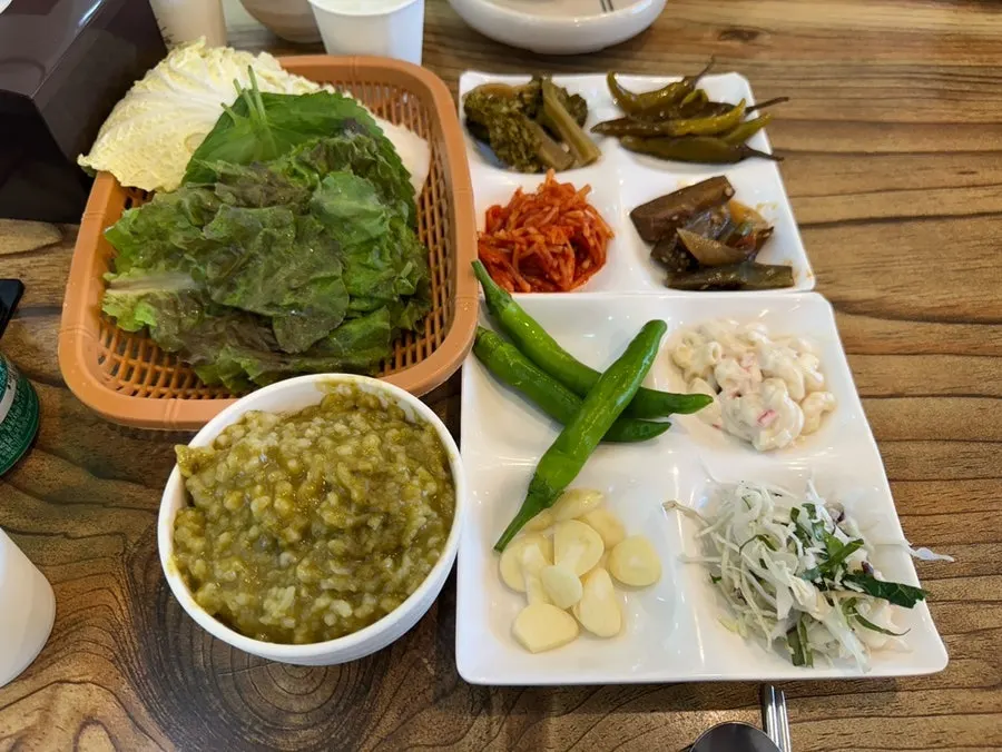 전복죽과 배추된장국이 놓인 상차림