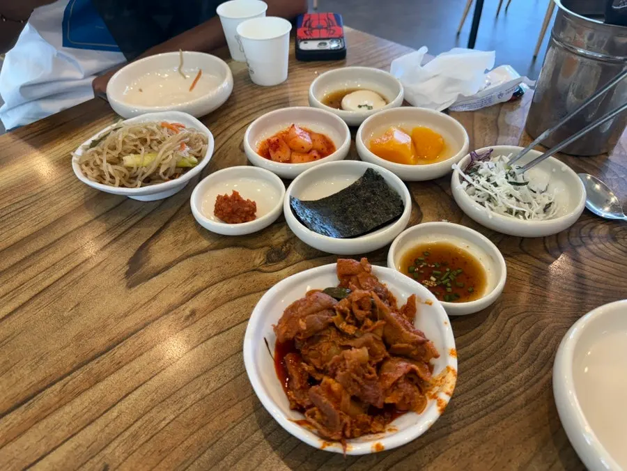 반찬으로 가득 찬 4인 고등어쌈밥 상차림