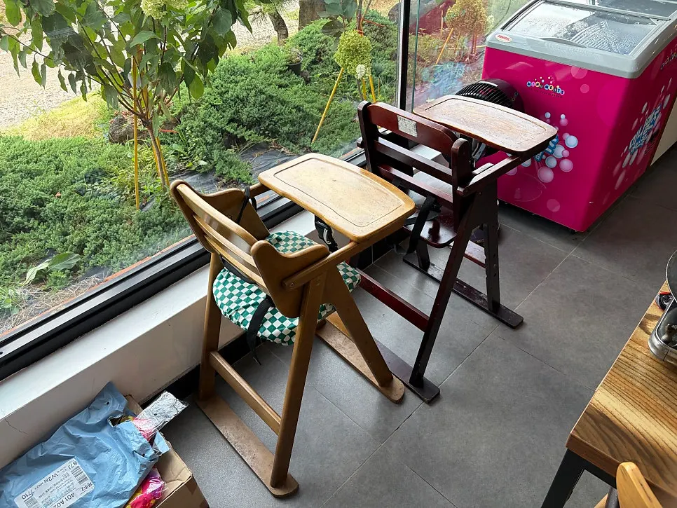 Spacious interior of Jungmun Godeungeo Ssam-bap with many tables